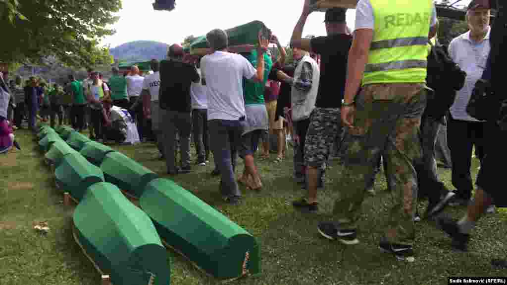 Ковчезите ги носеа граѓани кои дојдоа на погребот и членови на семејствата на жртвите од геноцидот, 10 јули 2022 година.