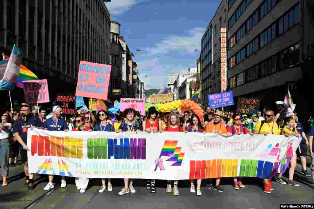 Uz jake mjere obezbjeđenja oko 1.000 građana pridružilo se borbi za prava LGBTIQ osoba u BiH. Učesnici ovogodišnje povorke pod motom "Porodično okupljanje" žele skrenuti pažnju na značaj podrške porodice Queer osobama. Mjesec juni širom svijeta se obilježava kao mjesec ponosa i LGBTIQ zajednica ga obilježava na različite načine.&nbsp;