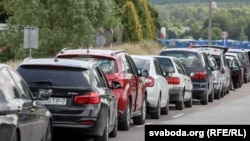 Чарга аўтамабіляў на мяжы. Архіўны здымак