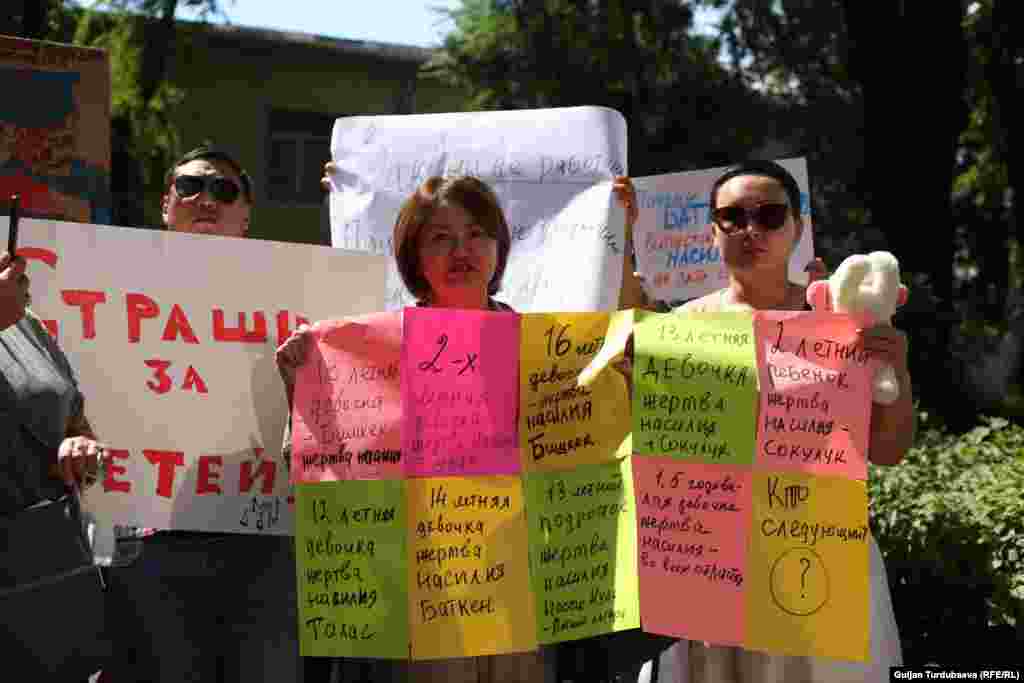 Балдардын укугун коргоо лигасынын төрайымы&nbsp;Назгүл Турдубекова (оңдо)&nbsp;соңку окуялардан улам өлкөдө укук коргоо органдары, сот системасы жана социалдык коргоо тармагы иштебей жатат деген ойдо.&nbsp;