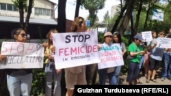 Аялдарды, балдарга каршы зомбулукту токтотууну талап кылган акция. Бишкек шаары. 8-июль, 2022-жыл. 