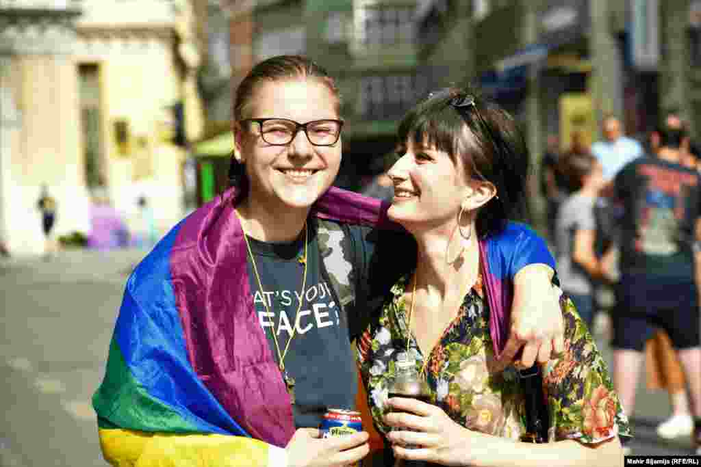 "Zašto jedne građane tretirati drugačije od drugih? Došli smo da podržimo jer smo dio toga ujedno, samo ljubav i sloboda," kažu Džejlan i Iva, učesnici Bh. povorke ponosa u Sarajevu.