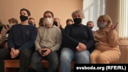 Уладзімер і Юры Седзянеўскія, Надзея Сьцепанцова і Жанна Захаркевіч у судзе 10 сакавіка