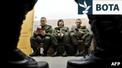 Ligji rus ua ndalon rekrutëve shërbimin në zona lufte. Por ka mënyra për ta anashkaluar.