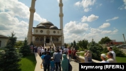 Aqmescitten eki kilometr uzaqlıqtaki Levadki köyünde Qadır Cami camisiniñ açıluvı, 2019 senesi arman ayı