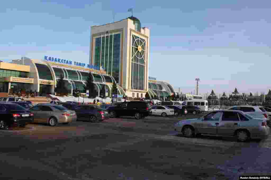 Автотұрақ ақылы болған соң көп орындар босап қалған. Бұрын заңсыз таксистер тұратын мына қатарда бұрын көлік қоятын жеп табылмайтын. Пойыздан &nbsp;түскен жолаушыларды "Такси! Такси!" деп айғайлап қарсы алатын адамдар да бүгін көрінбеді. Астана, 10 қаңтар 2017 жыл.