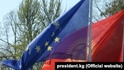 Европа Биримдиги менен Кыргызстандын желеги.
