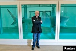 Хърст позира произведението „Физическата невъзможност на смъртта в съзнанието на живия“, в галерията „Тейт Модерн“ в Лондон, 2012 г.