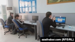 Aşgabatda bir Internet kafe. Illýustrasiýa suraty. Arhiwden alyndy.