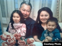 Мурдагы президент К.Бакиев кыйла жылдар көмүскөдө болгон үй-бүлөсү менен.