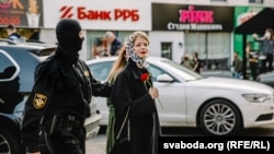 Затрыманьне Аляксандры Вараб'ёвай на «Бліскучым маршы», Менск, 19 верасьня 2020