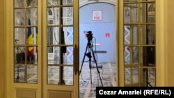 În orele dinaintea anunțării exit-poll-urilor, de la ora 21:00, holul central al sediului PSD a fost mai tot timpul gol.