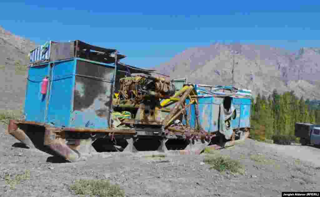 Село Майдан расположено в Кадамжайском районе. Разведанные запасы золота на месторождении Шамбесай составляют 9 тонн