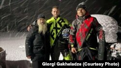 მოხალისე გიორგი გახოკიძემ მეგობრებთან ერთად გურიის სოფელ ნინოშვილიდან მონასტერში ჩარჩენილი ბერი გამოიყვანა