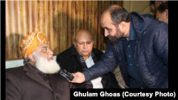 مولانا فضل الرحمان د مشال راډیو خبریال غلام غوث سره خبرې کوي: انځور له ارشیفه