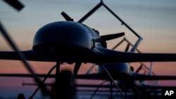 Dronele cu rază lungă de acțiune ale Ucrainei sunt aliniate înainte de decolare, într-o locație secretă.