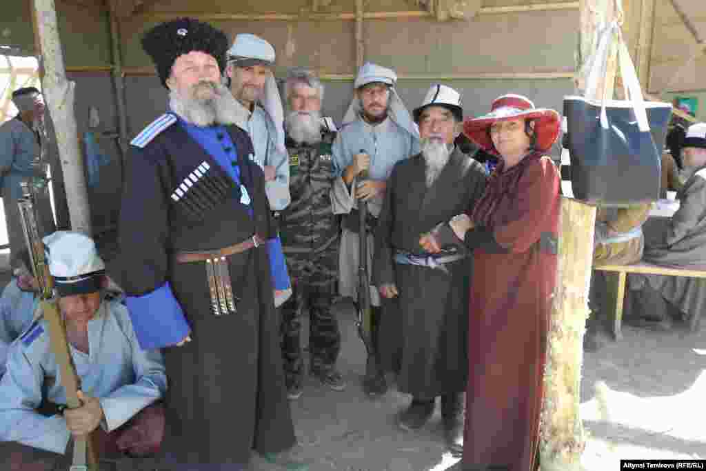 Эс алуу маалында элдин баары аралаш. &nbsp;