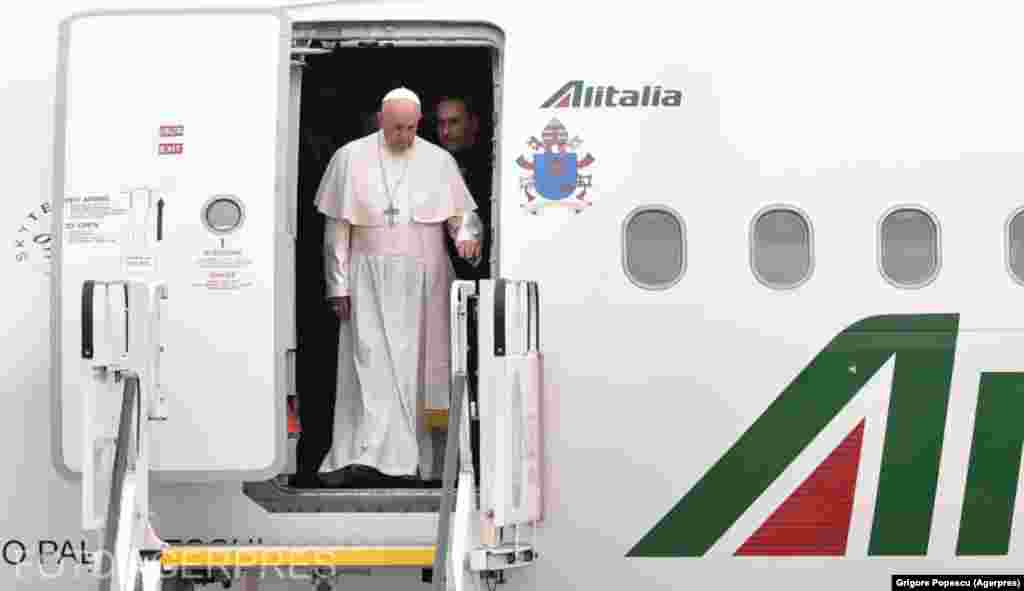 Papa Francisc a aterizat, vineri, pe 31 mai, pe Aeroportul Henri Coandă puțin după ora 11, fiind întâmpinat de președintele Klaus Iohannis și de soția sa, Carmen, precum și de reprezentanți ai bisericilor Catolice, Greco-Catolice și Ortodoxe.&nbsp;&nbsp;