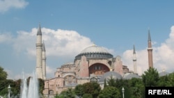 Стамбулдагы Ыйык София сарайына туристтер көп келет