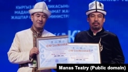 Манасчылар Асанаалы Калил уулу (солдо) жана Рысбай Исаков. Коллаж. 