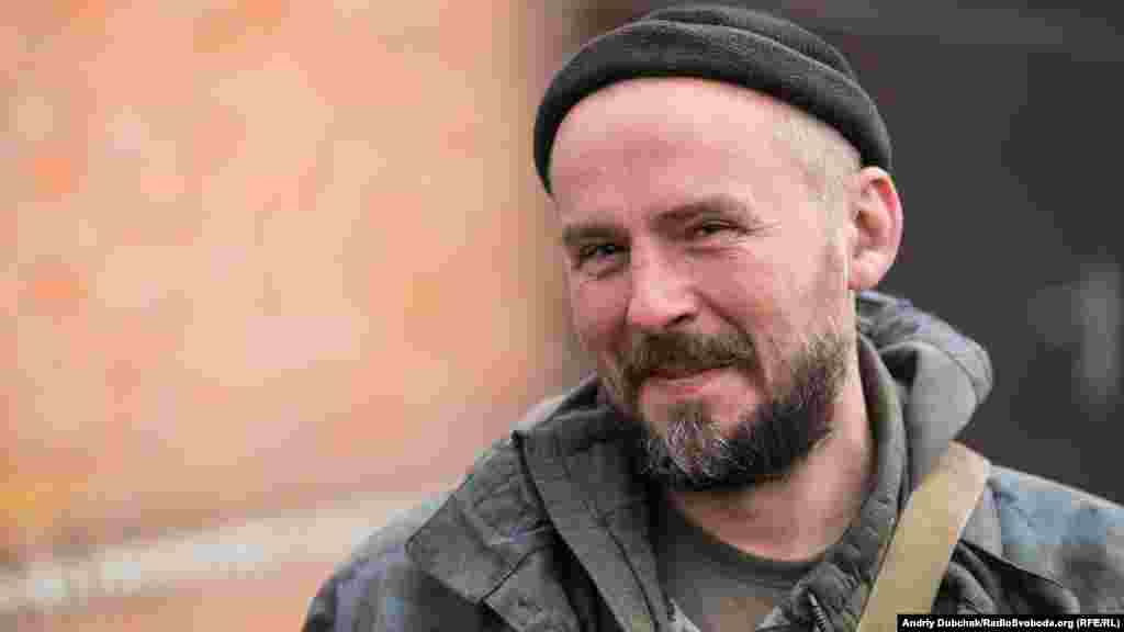 &laquo;Кольщик&raquo; Він &ndash; один із морпіхів, які тримають оборону на передовій у Широкино (Донеччина).&nbsp; Кореспондент Радіо Свобода п&rsquo;ять днів прожив із ним та його побратимами, зафіксувавши їхнє фронтове життя на фото і відео. Цей репортаж можна переглянути тут.&nbsp;