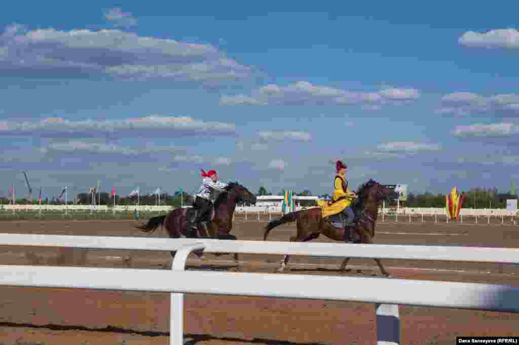 Ошондой эле тамашалуу "Кыз куумай" оюну да болду.&nbsp;