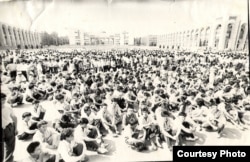 Калайык Бишкектин Борбордук “Ала-Тоо” аянтында ири нааразылык жыйынына чогулду. 1990-жылдын 5-июну. Ж.Жекшенин жеке архивинен.