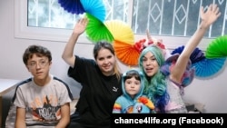 Nastia Burik, sărbătorind ziua de naștere în spital, alături de mama ei și alți apropiați