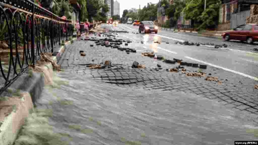 Aqyarda sağanaqta Kotovskogo enuşi zarar kördi. Qırım.Aqiqat mügbiri bildirgeni kibi, suv bir qaç yerde yol töşemesini bozdı