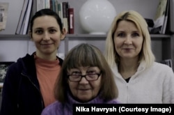 Екипът, който сканира материали от археологическия отдел на Украинската национална академия на науките. От ляво надясно са Тамара Куцаева, Халина Станицина и Олександра Бузко. (Снимка: Ника Хавриш)