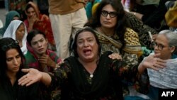 په کراچۍ کې نرښځیان او د حقونو فعالان د درې نرښځیانو د وژنې پرضد د مظاهرې پر مهال ویر کوي - د سېپټېمبر ۲۴مې انځور. 