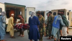 Байцы талібаў разам зь мірнымі жыхарамі перавозяць пацярпелых ад землятрусу ў машынах хуткай дапамогі ў аэрапорт Джалалабаду. 1 верасьня 2025 году