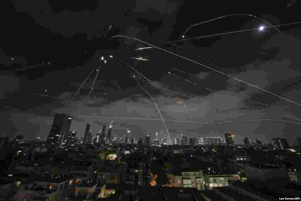 Sistemi i mbrojtjes ajrore i Izraelit, Kupola e Hekurt, duke shtënë për të penguar raketa gjatë një sulmi iranian mbi Tel Aviv, më 15 qershor.