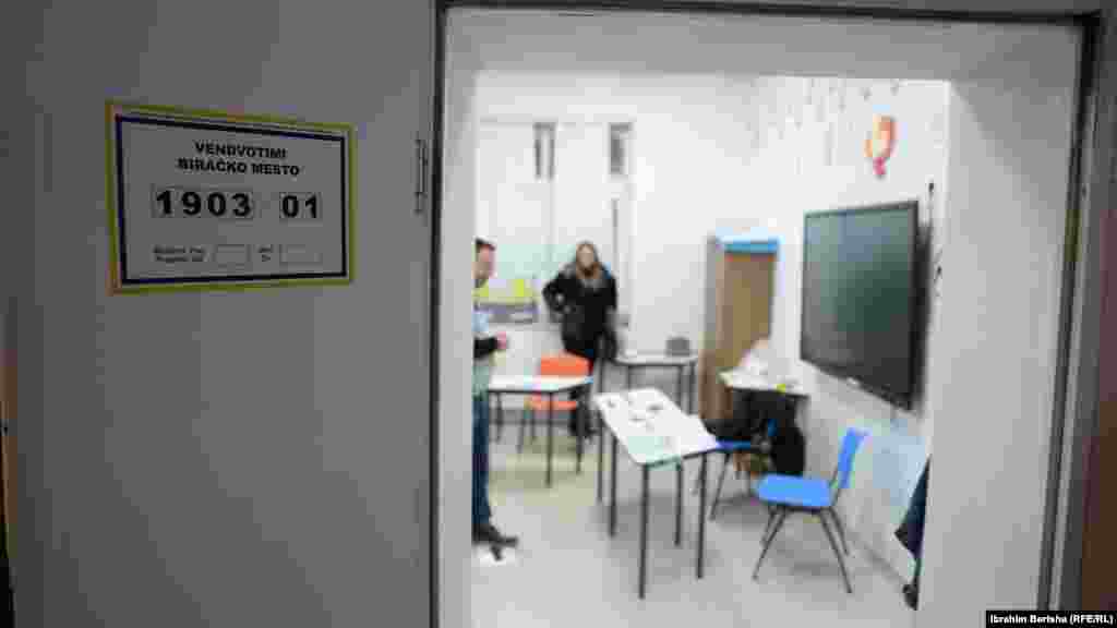 Një vendvotim hap dyert për votuesit mëngjesin e së dielës në zgjedhjet lokale të Kosovës, Prishtinë, 12 tetor 2025.