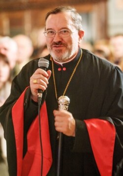 Єпископ Мукачівської греко-католицької єпархії Мілан Шашік звертається до учасників різдвяного концерту хорового співу в Хрестовоздвиженському кафедральному соборі. Ужгород, 8 січня 2014 року