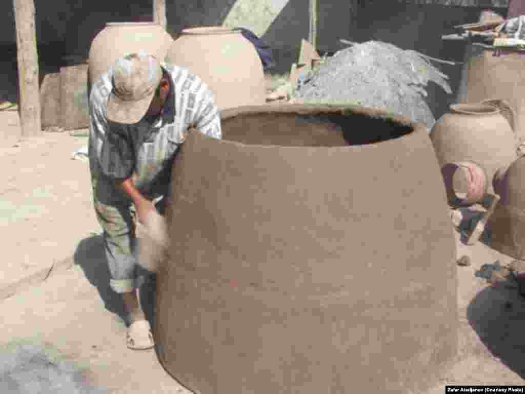 По истечении времени глина обретает вид схожий на пластилин, затем ее укрывают полиэтиленовой плёнкой и оставляют на один день