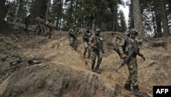 Патруль индийских солдат в окрестностях города Пахалгам, где 22 апреля 2025 года произошла террористическая атака