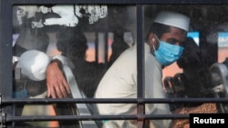 Атайын автобустар Нью-Делинин Низамуддин аймагындагы дааватчыларды карантин жайына жеткирүүдө, 31-март 2020-жыл.  