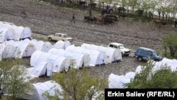 Көчкүдөн кийин ӨКМ орноткон чатырлар