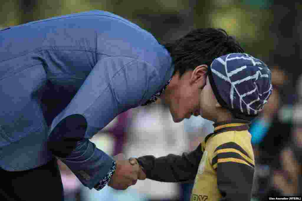 Ырчы Гүлжигит Калыков кичинекей күйөрманы менен.