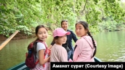 Жамила Сманалиева кыздары менен.