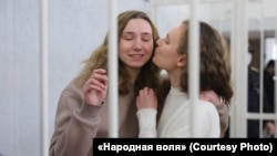 Журналісткі "Белсату" Дарья Чульцова і Кацярына Андрэева падчас абвяшчэньня прысуду па іх справе