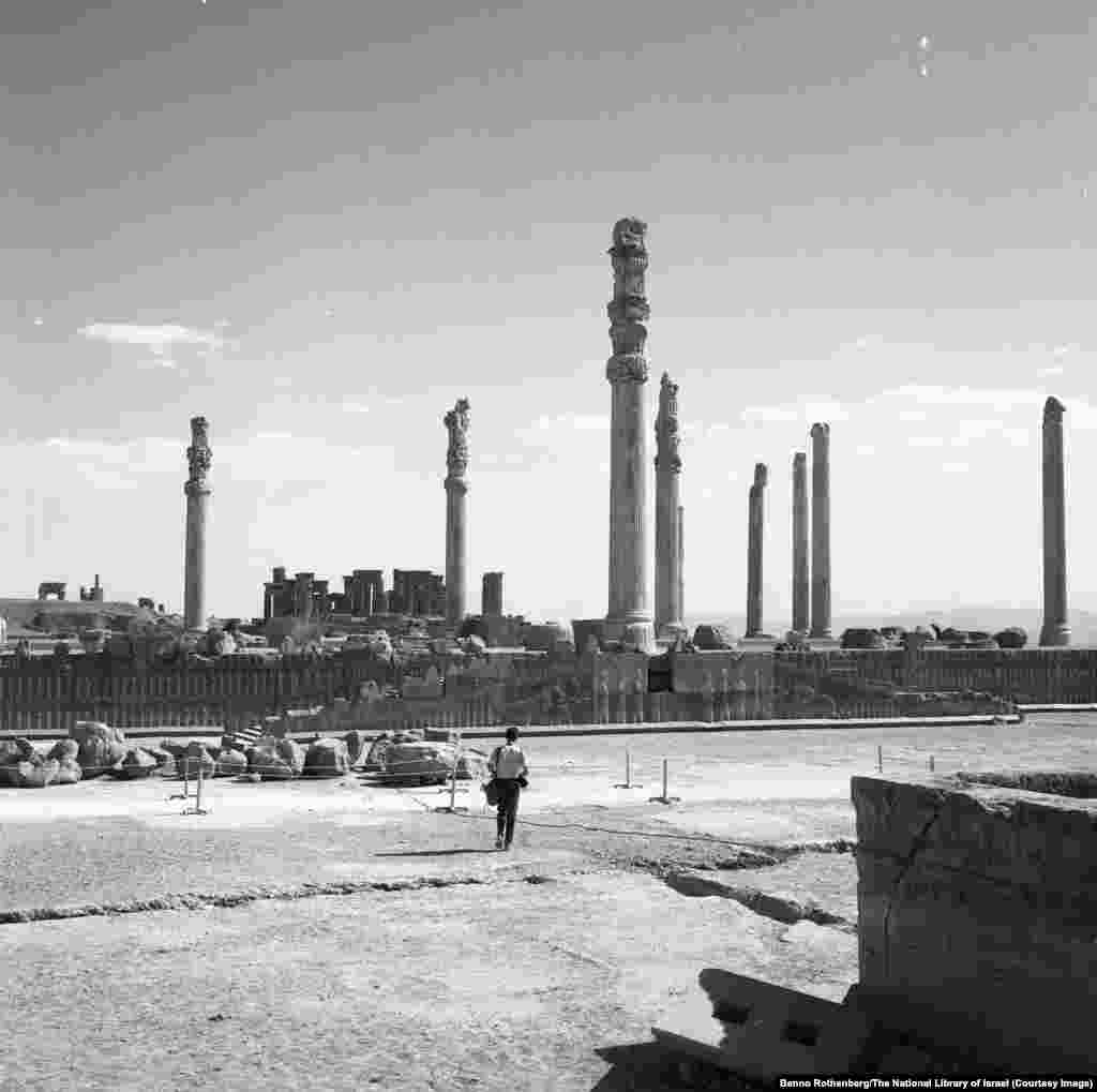 Фатаздымак руін Пэрсэпалісу, старажытнай сталіцы Пэрсыдзкай імпэрыі, зроблены ізраільскім фатографам Бэна Ротэнбэргам у 1968 годзе.