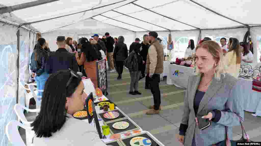 Brenda tendës së panairit në Prishtinë.