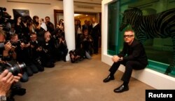 Хърст позира пред фотографи пред произведението си „Невероятното пътуване“ преди предстоящ търг на произведението „Красота в главата ми завинаги“ в галерия Sotheby's в Лондон, 2008 г.