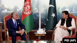 د عکس ښي لور ته د پاکستان صدراعظم عمران خان او چپ لور ته د افغانستان د ملي مصالحې د عالي شورا مشر عبدالله عبدالله