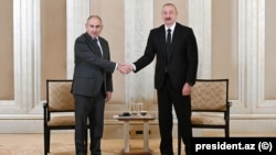 Հայաստանի վարչապետ Նիկոլ Փաշինյանի և Ադրբեջանի նախագահ Իլհամ Ալիևի ձեռքսեղմումը, Աբու Դաբի, 10-ը հուլիսի, 2025թ.