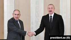 Premijer Armenije Nikol Pašinjan (lijevo) i predsjednik Azerbejdžana Ilham Alijev sastali su se početkom jula 2025. u Abu Dabiju kako bi razgovarali o mogućem mirovnom sporazumu između dvije zemlje.