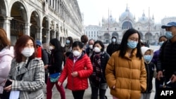 Turiști în Piața San Marco, din Veneția, oraș aflat în una dintre cele două regiuni unde s-au depistat peste 224 de îmbolnăviri cu coronavirus și cinci morți. Fotografia datează din 24 februarie 2020