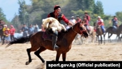 "Достук" командасы.